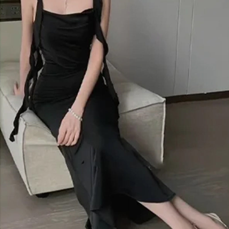 Elegantes schlankes Kleid mit quadratischem Ausschnitt und flatternden Trägern