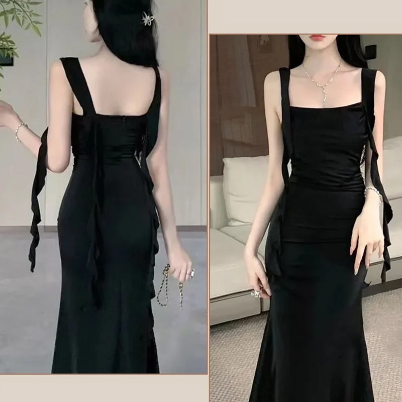 Elegantes schlankes Kleid mit quadratischem Ausschnitt und flatternden Trägern