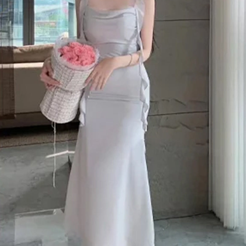 Elegantes schlankes Kleid mit quadratischem Ausschnitt und flatternden Trägern