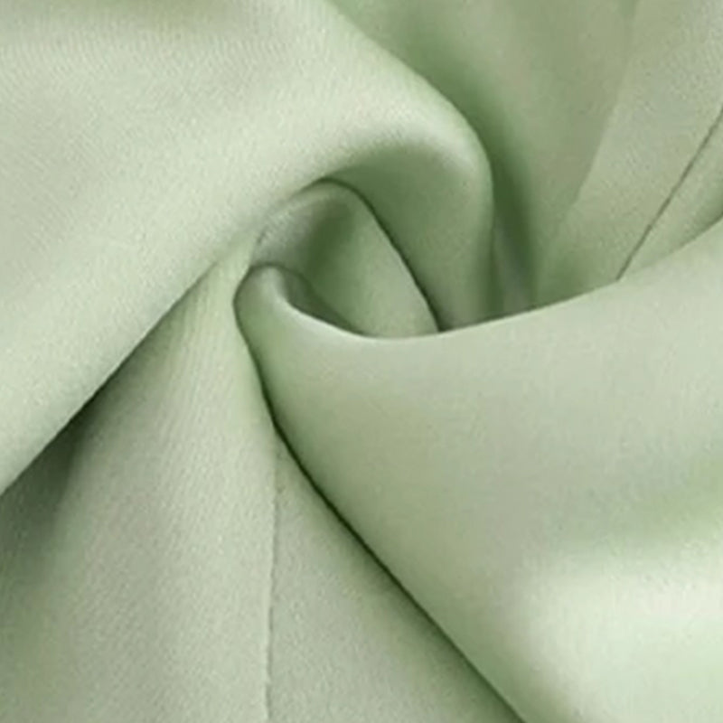 Elegantes schlankes Kleid mit quadratischem Ausschnitt und flatternden Trägern