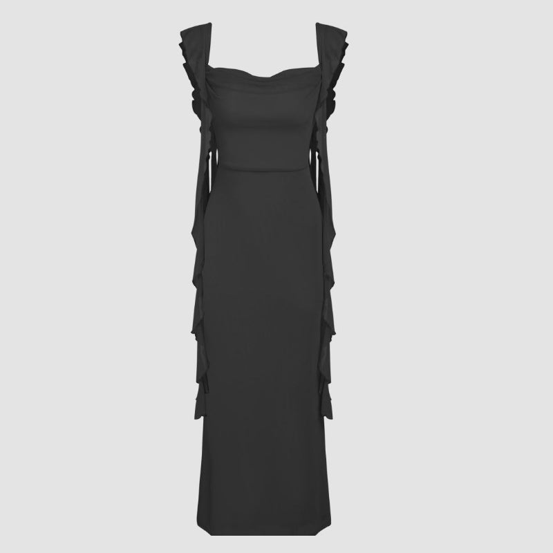 Elegantes schlankes Kleid mit quadratischem Ausschnitt und flatternden Trägern