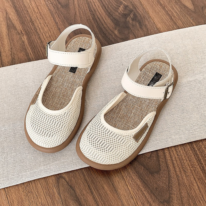 Flache Sandalen aus atmungsaktivem Mesh mit Knöchelriemen
