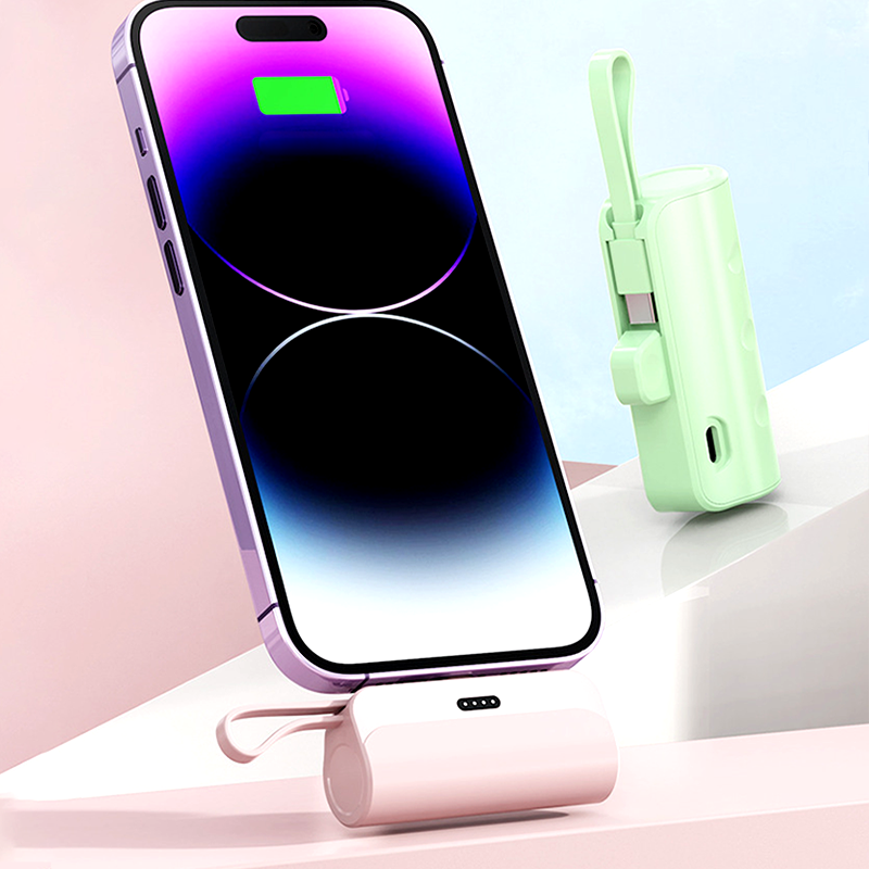 Tragbare Powerbank mit hoher Kapazität und integrierten Kabeln