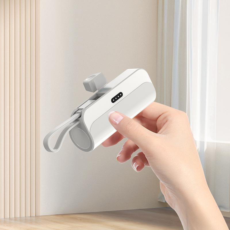 Tragbare Powerbank mit hoher Kapazität und integrierten Kabeln