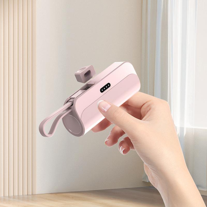 Tragbare Powerbank mit hoher Kapazität und integrierten Kabeln