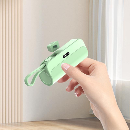 Tragbare Powerbank mit hoher Kapazität und integrierten Kabeln