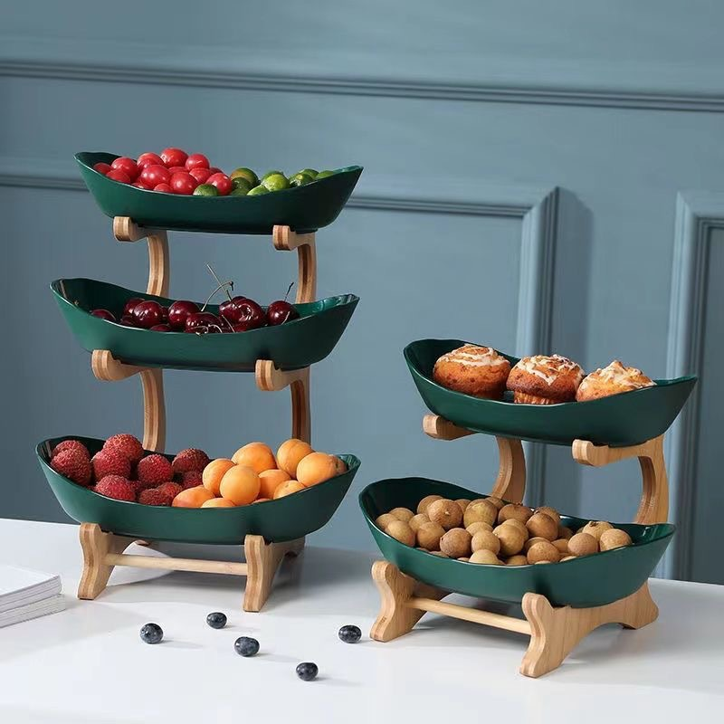 Dreistöckige Obstschale mit Holzständer