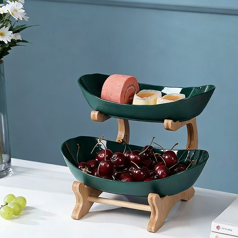 Dreistöckige Obstschale mit Holzständer
