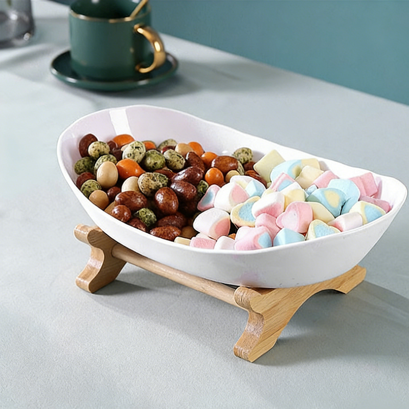 Dreistöckige Obstschale mit Holzständer