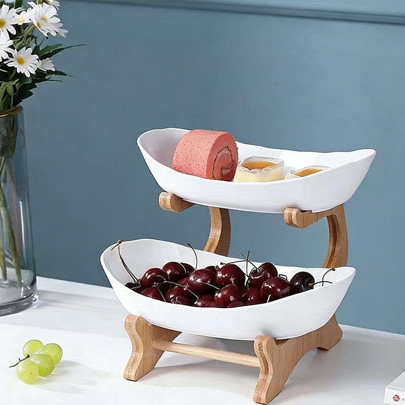 Dreistöckige Obstschale mit Holzständer