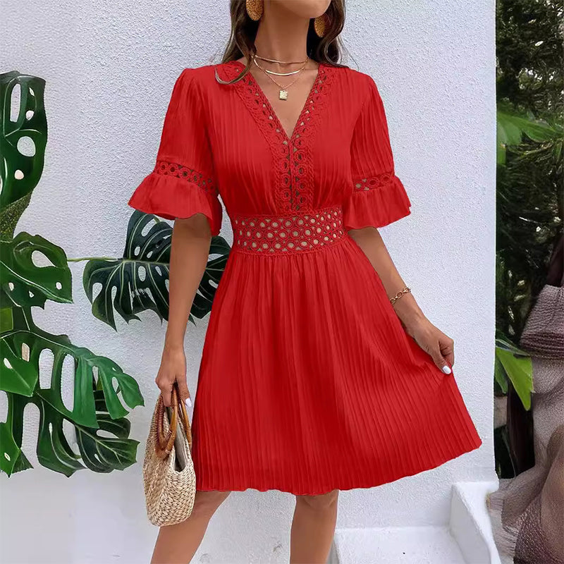 Schickes Kleid mit V-Ausschnitt und Spitzenausschnitten