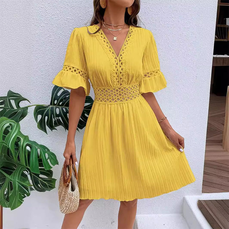 Schickes Kleid mit V-Ausschnitt und Spitzenausschnitten