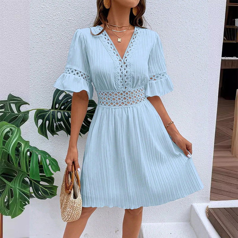 Schickes Kleid mit V-Ausschnitt und Spitzenausschnitten