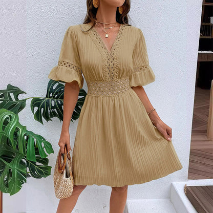 Schickes Kleid mit V-Ausschnitt und Spitzenausschnitten