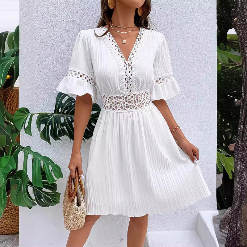 Schickes Kleid mit V-Ausschnitt und Spitzenausschnitten