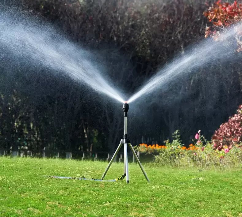 🎁 Hot Sale 49% OFF 🔥Teleskop-Rasensprenger mit stabilem Dreibein – gleichmäßige Bewässerung für Garten, Rasen & Beete