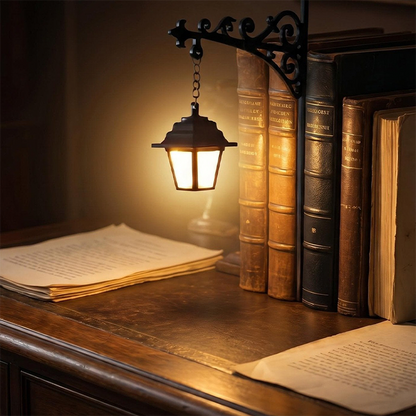 🏮📚 Miniatur-Vintage-Straßenlaterne – Buchstütze & Lampe in 1 – warmes Licht, stabiler Eisenständer – magische Leseatmosphäre! ✨
